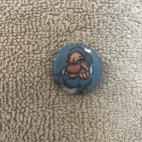 Assortment of Disney pins - Picture 6 of 9